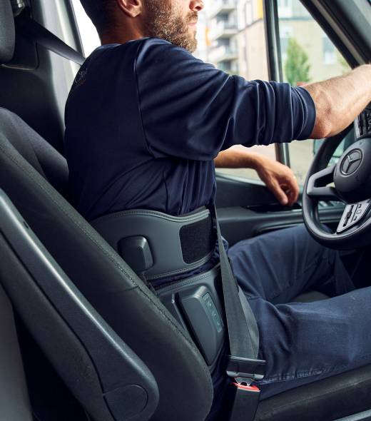 conducteur portant une orthèse TEOS pour protéger et soulager son dos.