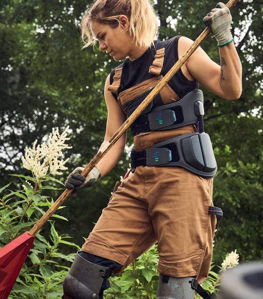 horticultrice qui porte l'orthèse TEOS pour soutenir et soulager son dos.